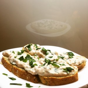 Tuňáková pomazánka s medvědím česnekem  (Tuna spread with wild garlic)