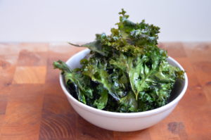 Kadeřávkové chipsy (Kale chips)