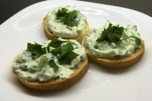 Tvarohovo-vajíčková pomazánka s medvědím českenem (Spread with wild garlic)