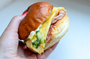 Sandwich s omeletou s raclette sýrem a pistáciemi